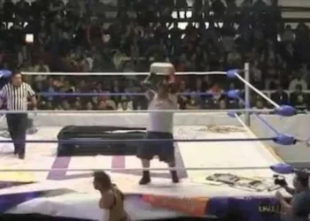 Imagem chocante! Lutador leva bloco de concreto na cabeça e fica em estado grave. Confira vídeo!