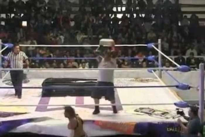 Imagem chocante! Lutador leva bloco de concreto na cabeça e fica em estado grave. Confira vídeo!