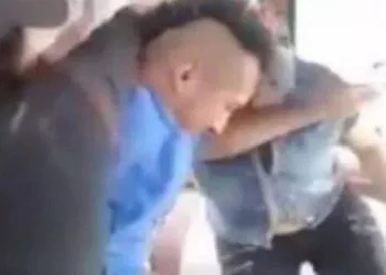 Homem entra em ônibus, anuncia assalto, mas apanha ao ver a mãe e acaba preso