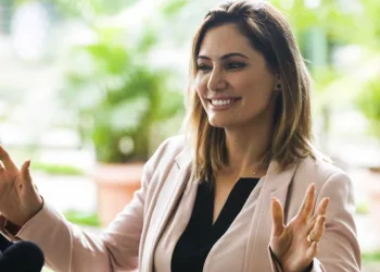 Michelle diz que rótulos contra Bolsonaro vão cair: ‘Ele é um príncipe’