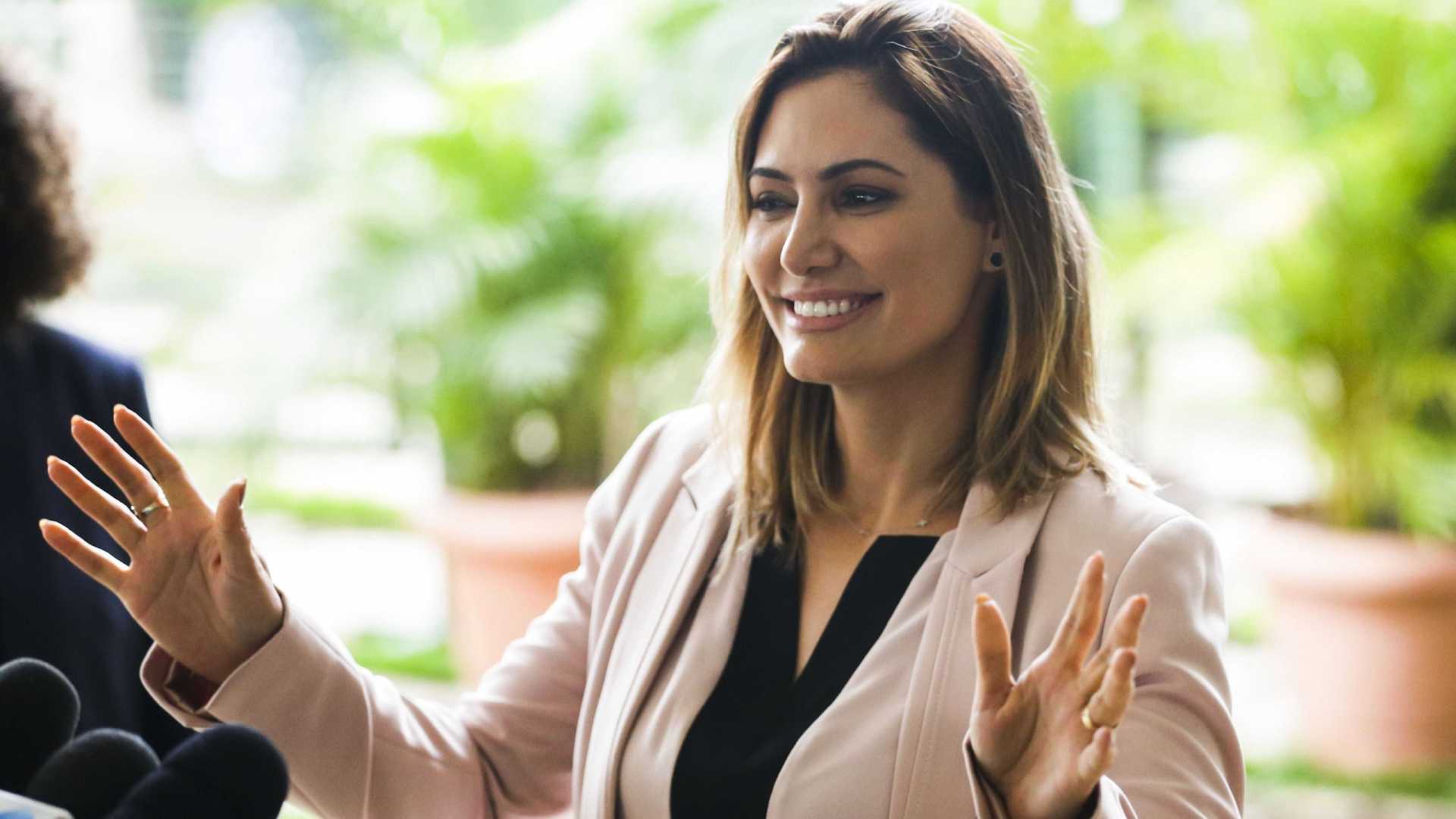 Michelle diz que rótulos contra Bolsonaro vão cair: ‘Ele é um príncipe’