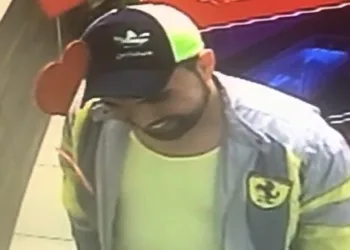 Vídeo mostra homem chutando o rosto de ex-namorada em hotel