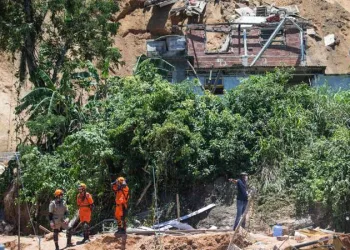 Menino de 3 anos resgatado em Niterói morre e total de vítimas chega a 15