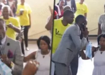 PASTOR DECLARA TER O NÚMERO DO TELEFONE DE DEUS E DIZ QUE VAI REVELAR A TODOS OS CRISTÃOS; VÍDEO