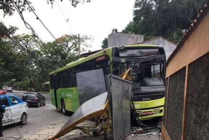 Ônibus atropela seis pessoas que aguardavam em ponto no RJ!!