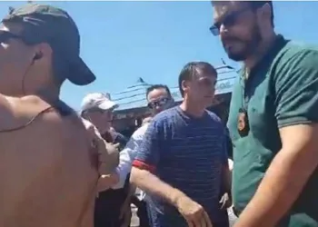 Pela 1ª vez desde atentado, Bolsonaro passeia no calçadão sob escolta