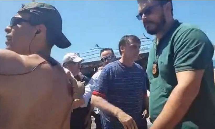 Pela 1ª vez desde atentado, Bolsonaro passeia no calçadão sob escolta