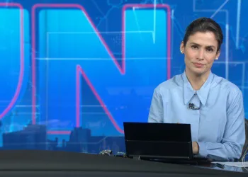 Mulher dança na redação durante o encerramento do Jornal Nacional e cena vaza na web