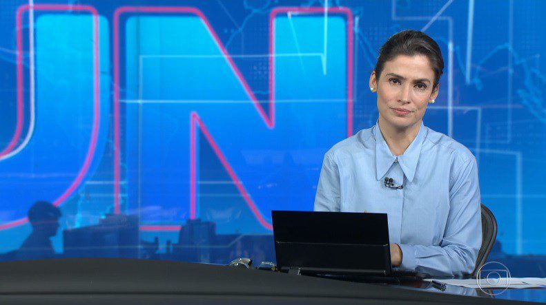 Mulher dança na redação durante o encerramento do Jornal Nacional e cena vaza na web