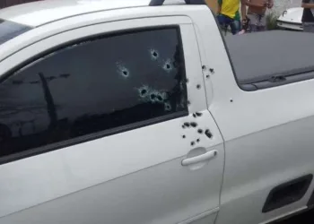 Criminosos metralham carro com casal no RJ!!