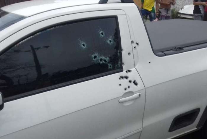 Criminosos metralham carro com casal no RJ!!