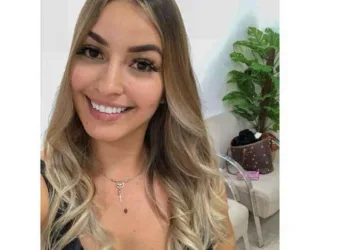 NÃO SE ILUDA COM ESSE SORRISO….LINDA, SIMPÁTICA E PERIGOSA!! A CASA CAIU…