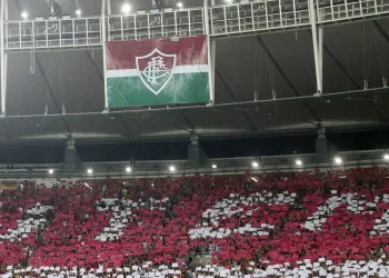 Treino no CT do Fluminense é invadido por cerca de 50 torcedores
