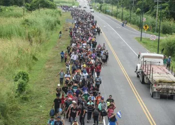 Trump recua em ameaça de atirar contra emigrantes