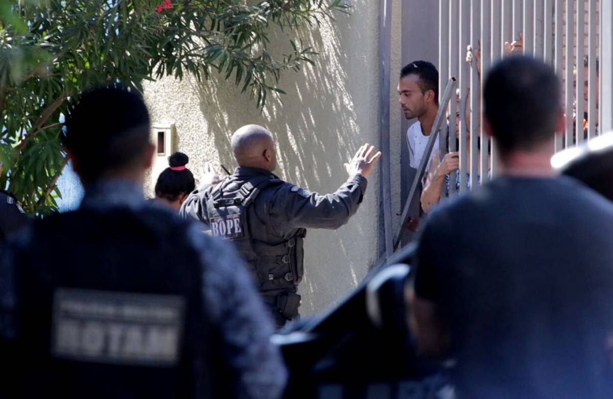 Dizendo ter sido traído, homem ameaça explodir a casa e Bope precisa intervir