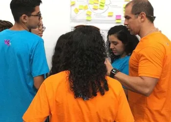 Jovens de Santíssimo vão para um evento em Harvard