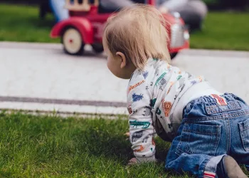 Bebê de 10 meses cai na piscina, fica sem sinais vitais por duas horas e é ressuscitado