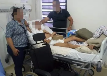 Mulher ajudada por cantor vendeu cadeira de rodas que ganhou em abril