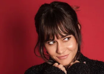 Alessandra Negrini posta foto de topless e impressiona fãs