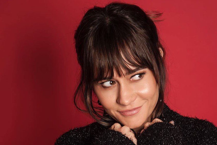 Alessandra Negrini posta foto de topless e impressiona fãs