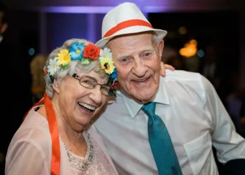 Idosa encontra amor aos 93 anos e se casa com namorado de 87