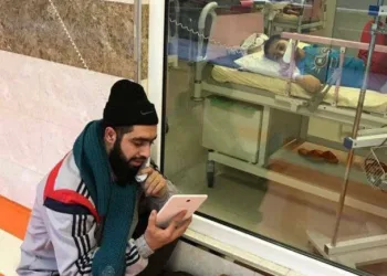 Professor visita aluno com câncer no hospital todos os dias para ensinar o conteúdo da escola