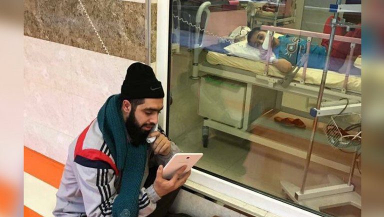 Professor visita aluno com câncer no hospital todos os dias para ensinar o conteúdo da escola