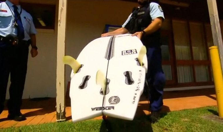 SURFISTA É ATACADO POR TUBARÃO, REVIDA COM A PRANCHA E SOBREVIVE