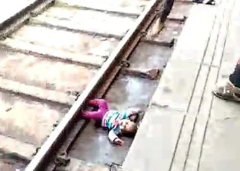 Bebê de 1 ano cai em trilhos de trem em movimento e sobrevive