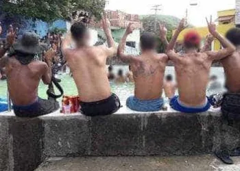 Caveirão do Bope destrói piscina do tráfico no Rio