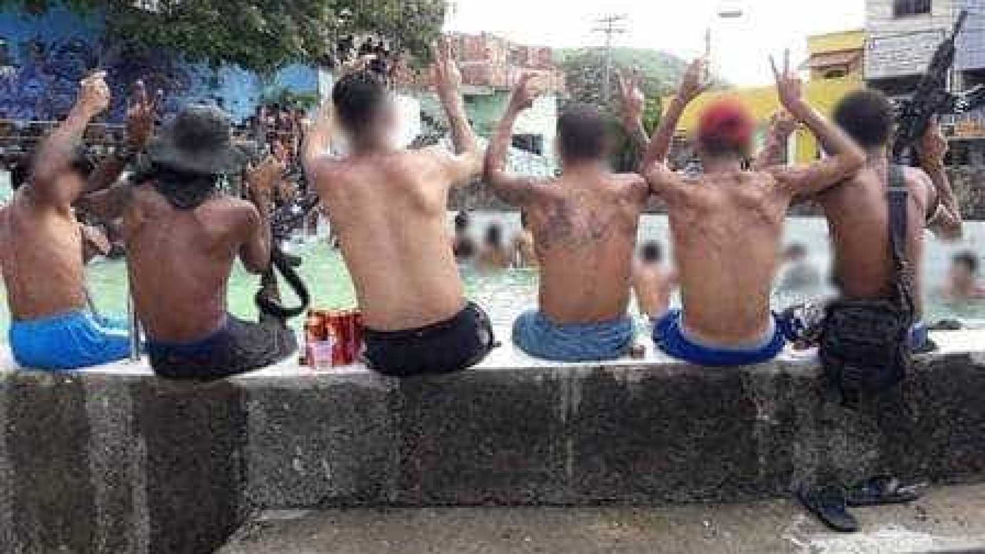 Caveirão do Bope destrói piscina do tráfico no Rio