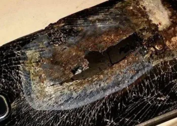 Mulher morre após sofrer descarga elétrica de celular e ficar três dias sem socorro