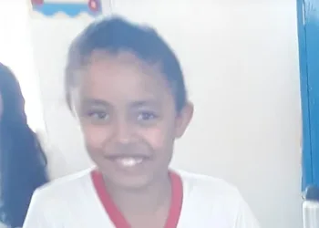 Criança morre após colocar cabeça para fora de van em movimento