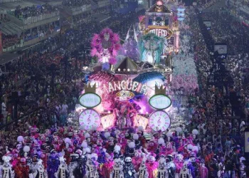 Crivella culpa dirigentes de escolas de samba pelo fim do patrocínio da Uber no carnaval