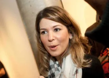 Daniela Beyruti, filha de Silvio Santos, defende o pai na web