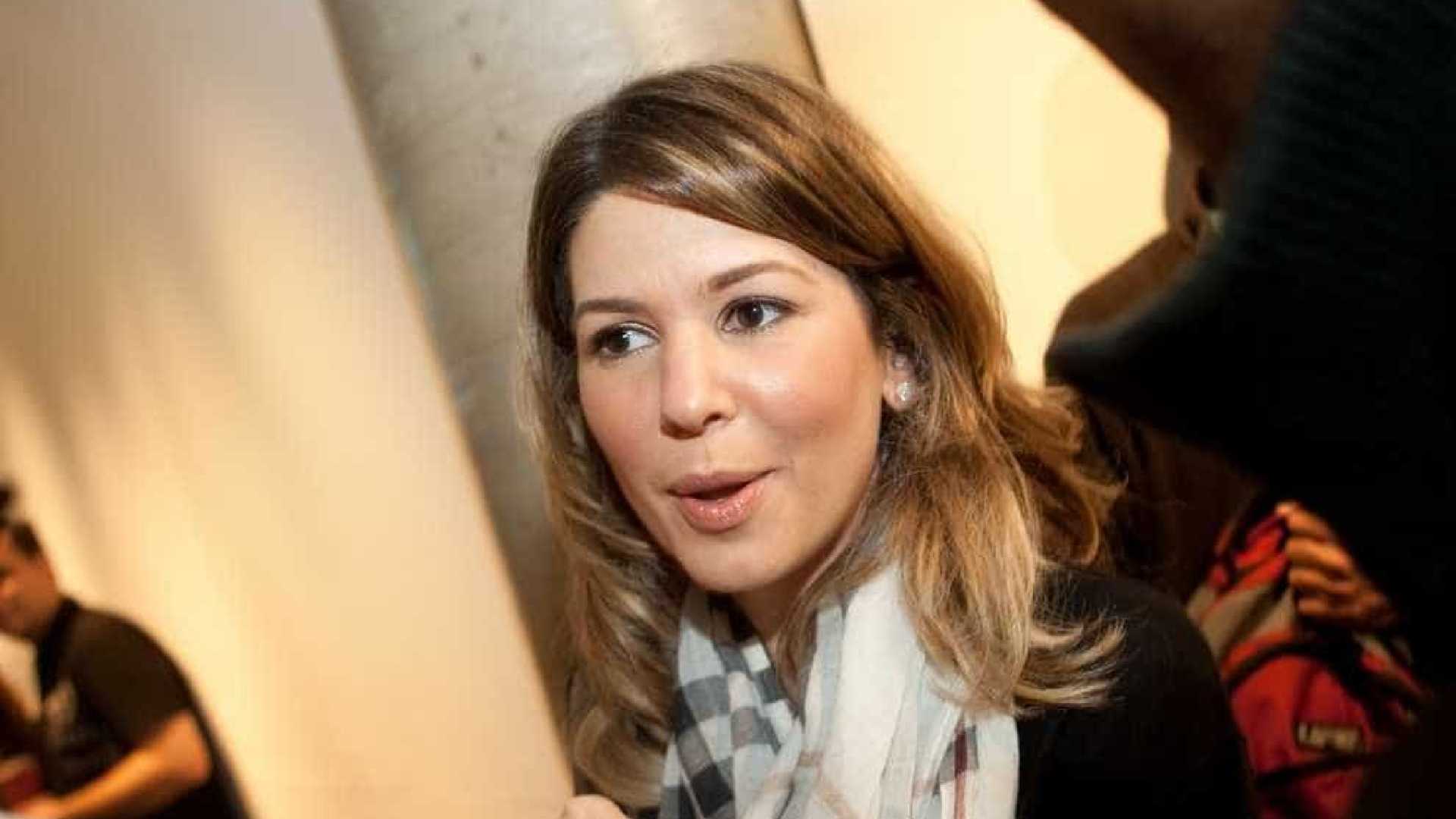 Daniela Beyruti, filha de Silvio Santos, defende o pai na web