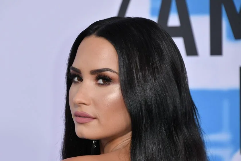 Cantora deixa clínica de reabilitação após 3 meses de internação