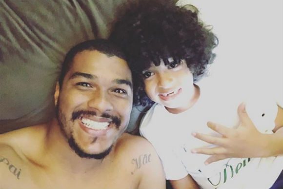 Bebê que recebeu coração de Lucca, filho do goleiro Elisson, esperou um mês por transplante