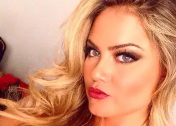 De tirar o fôlego! Ellen Rocche faz ensaio apenas com sutiã e calcinha