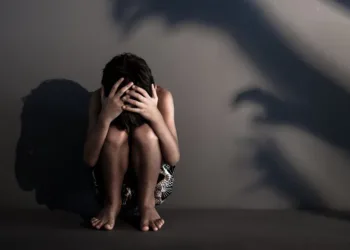 Padrasto estupra enteada de 11 anos e mãe bate na filha por ciúmes do marido