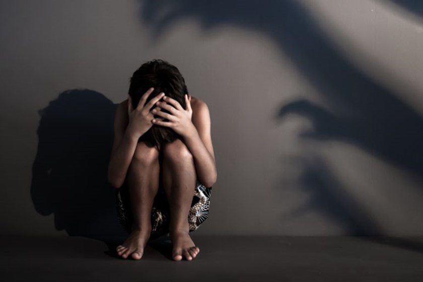 Padrasto estupra enteada de 11 anos e mãe bate na filha por ciúmes do marido