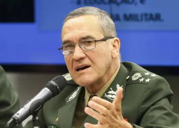 Líder do Exército fala sobre a volta dos militares ao poder