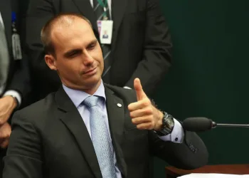 Filho de Bolsonaro quer criminalizar o comunismo e acabar com o MTST