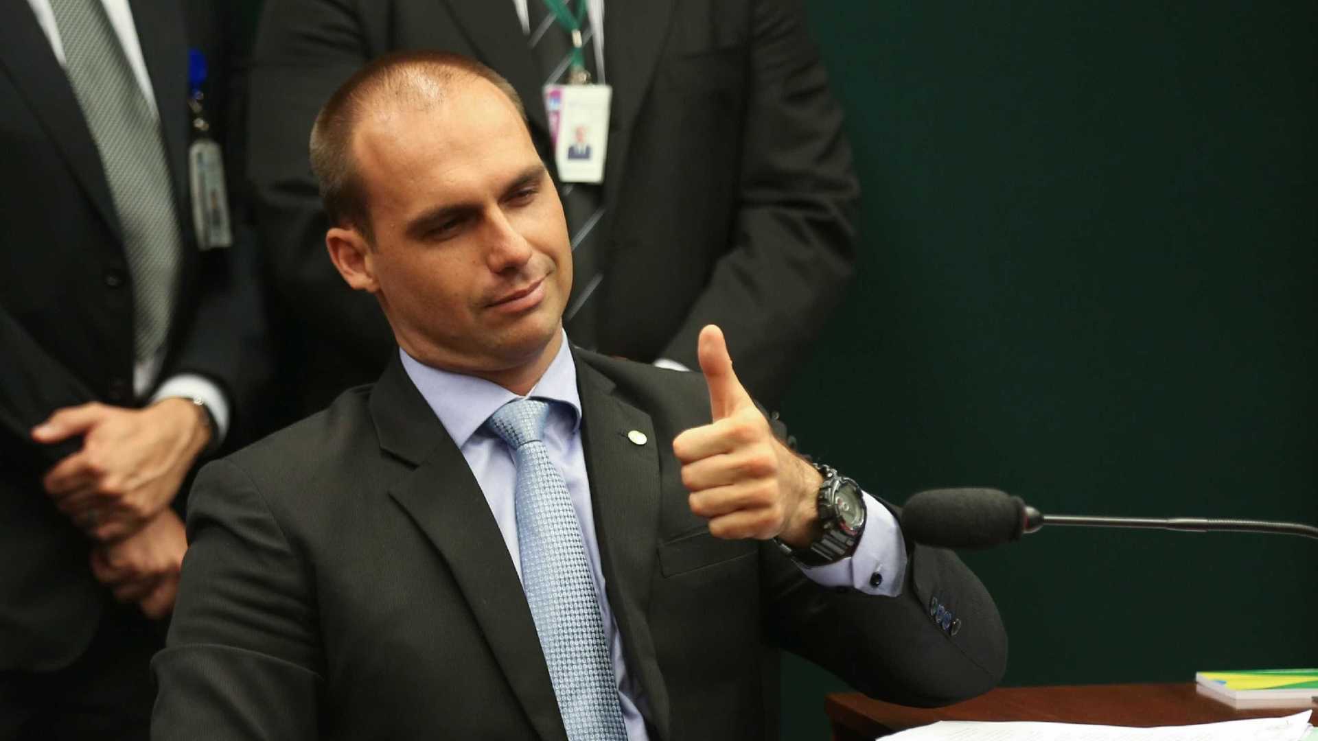 Filho de Bolsonaro quer criminalizar o comunismo e acabar com o MTST