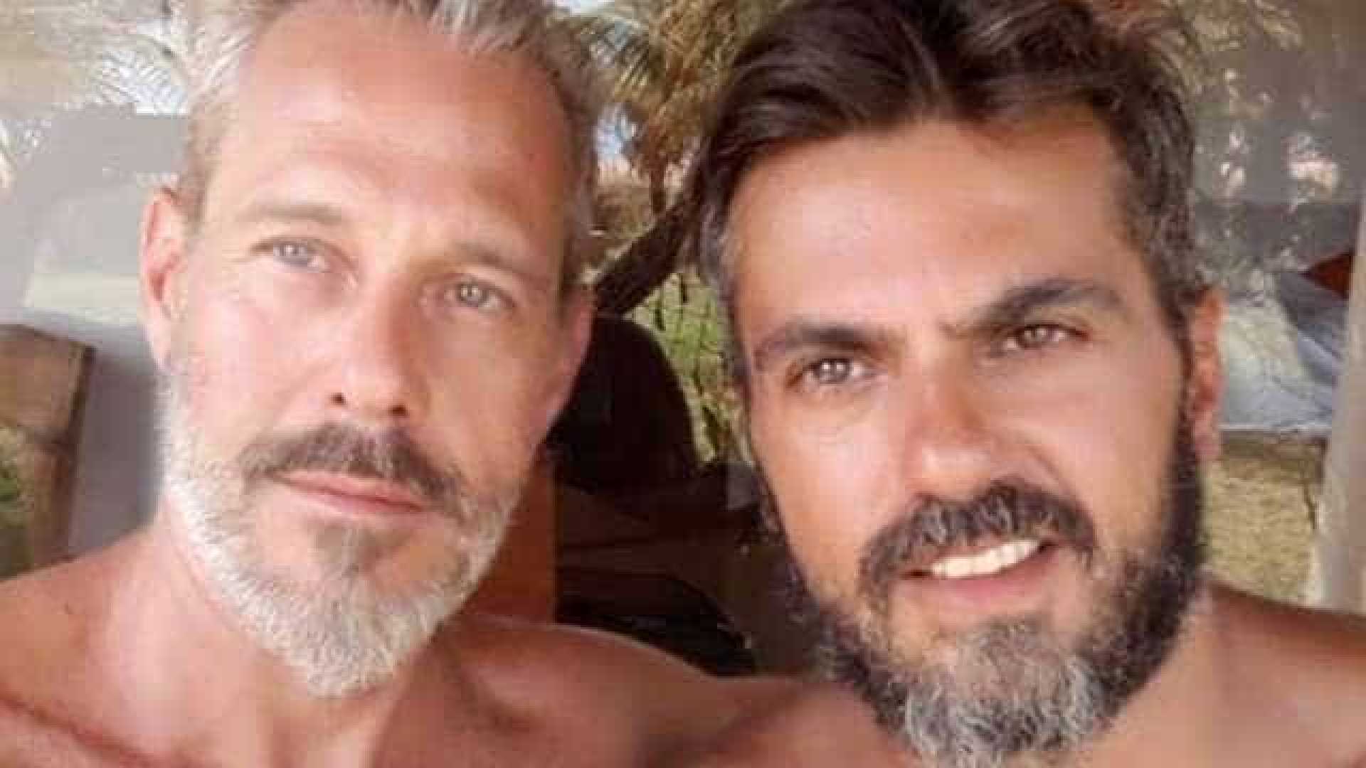 Galã dos anos 90, ator oficializa casamento com produtor após 20 anos
