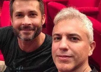 Galã de novela celebra 21 anos de casamento com diretor de teatro