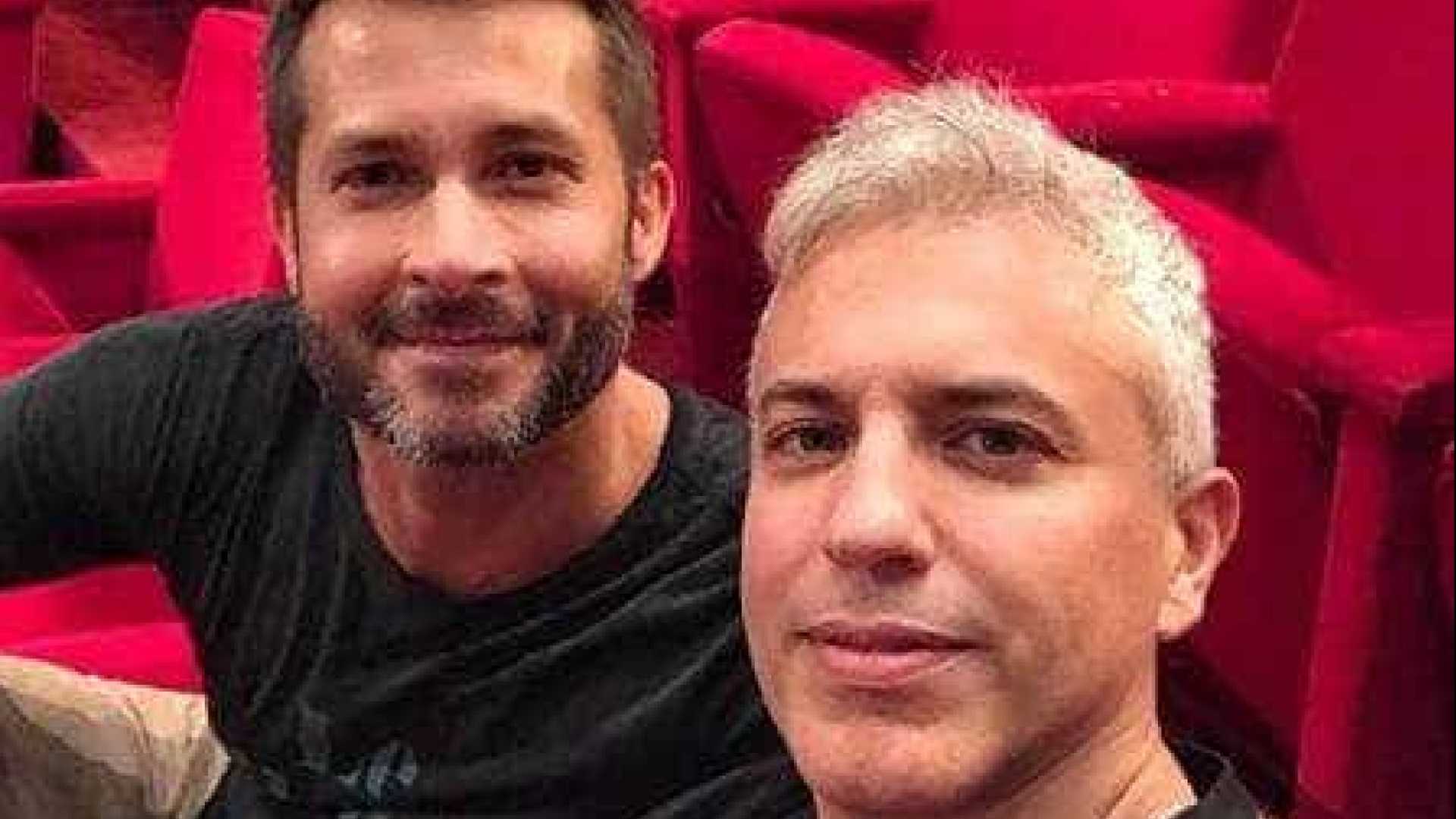 Galã de novela celebra 21 anos de casamento com diretor de teatro