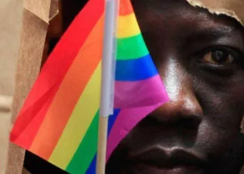 Dez homens são presos  por serem gays
