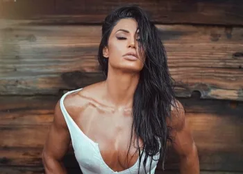 Gracyanne Barbosa dança funk com biquíni de fita isolante