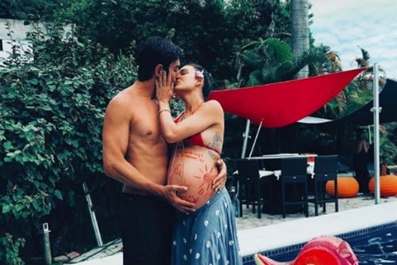 Isis Valverde publica a primeira foto com o filho recém-nascido